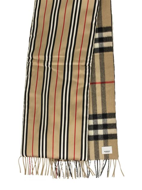 1967 sciarpa e ombrello burberry|Il tartan Burberry .